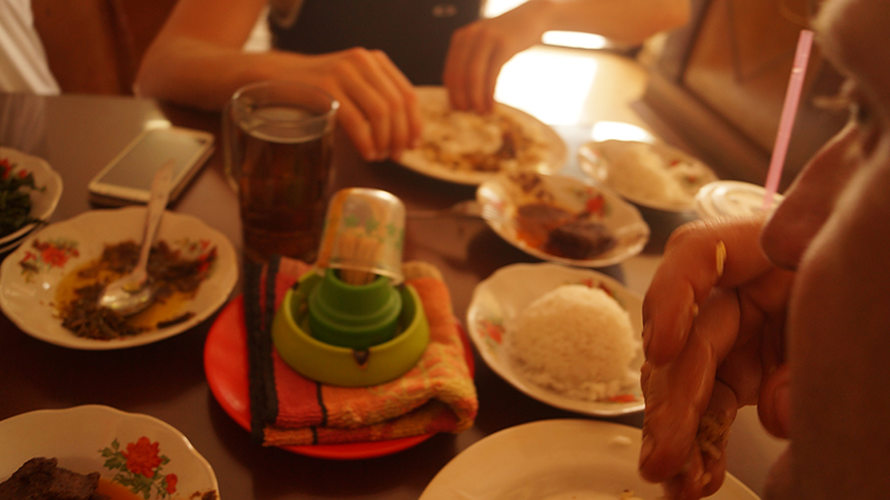 Ренданг едят руками