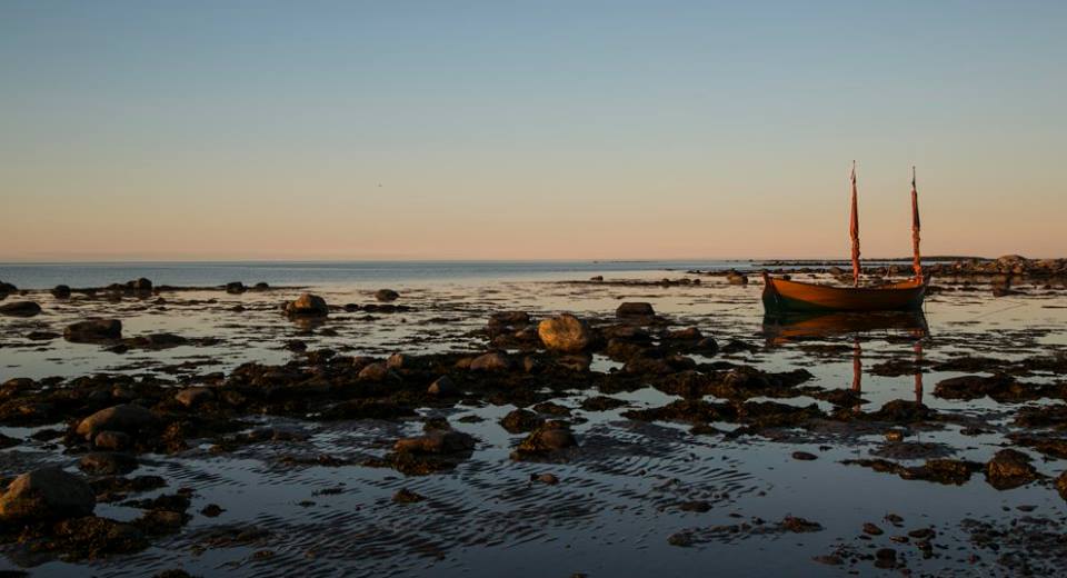 Поморский карбас на осушке. Соловки