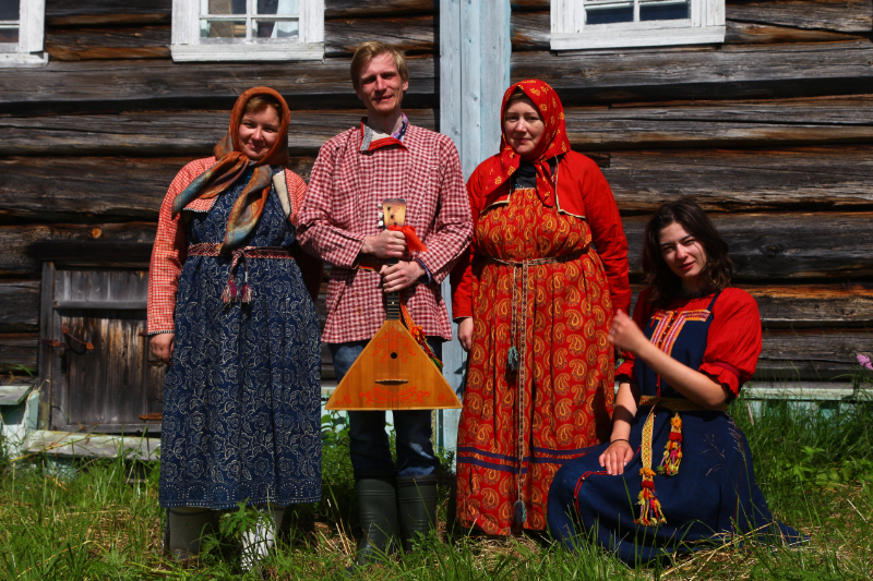 с балалайкой