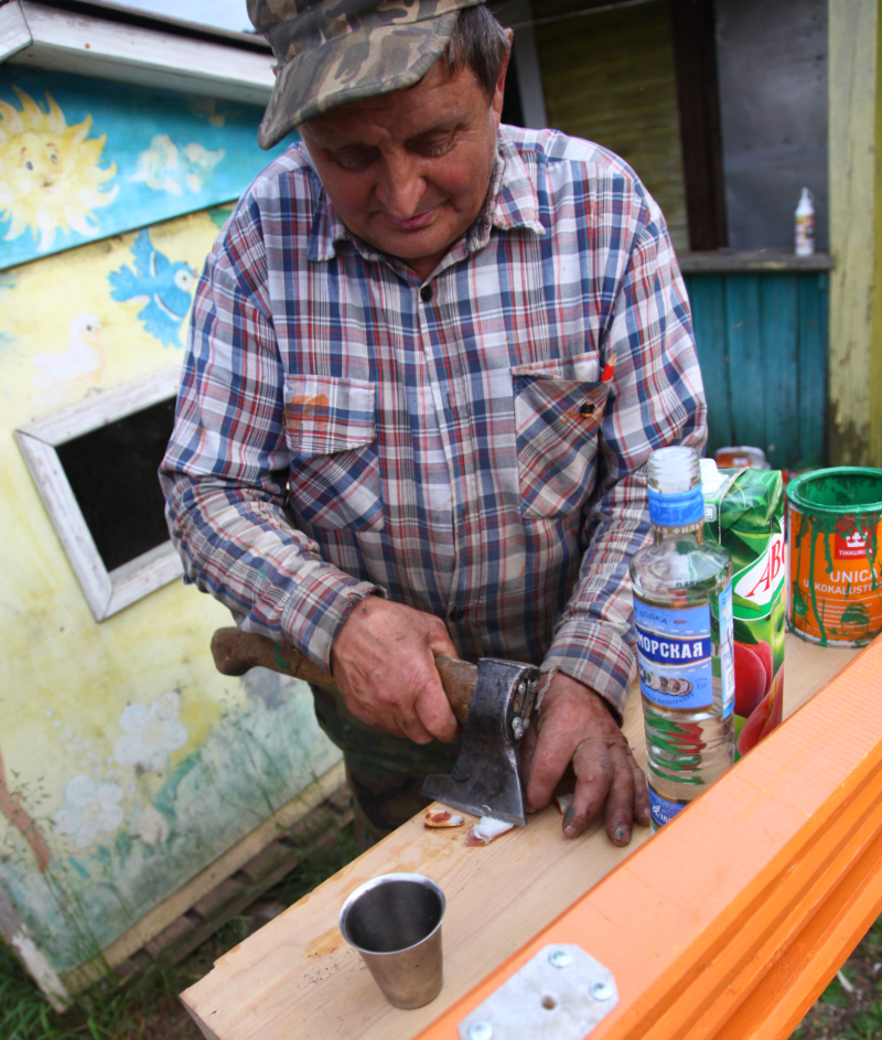 Мастер обмывает новый карбас