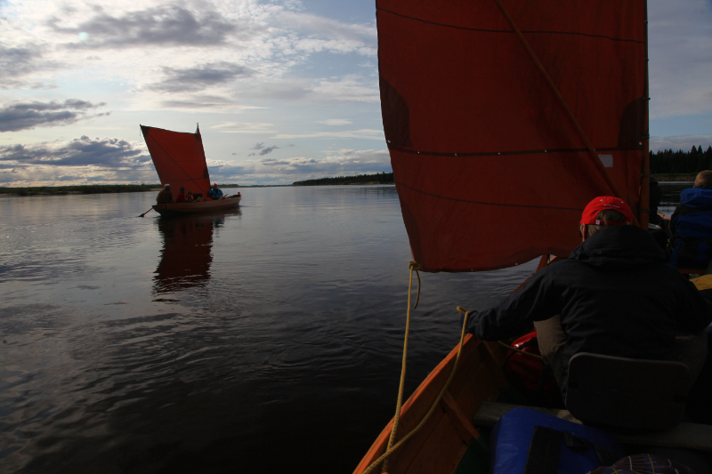под парусами