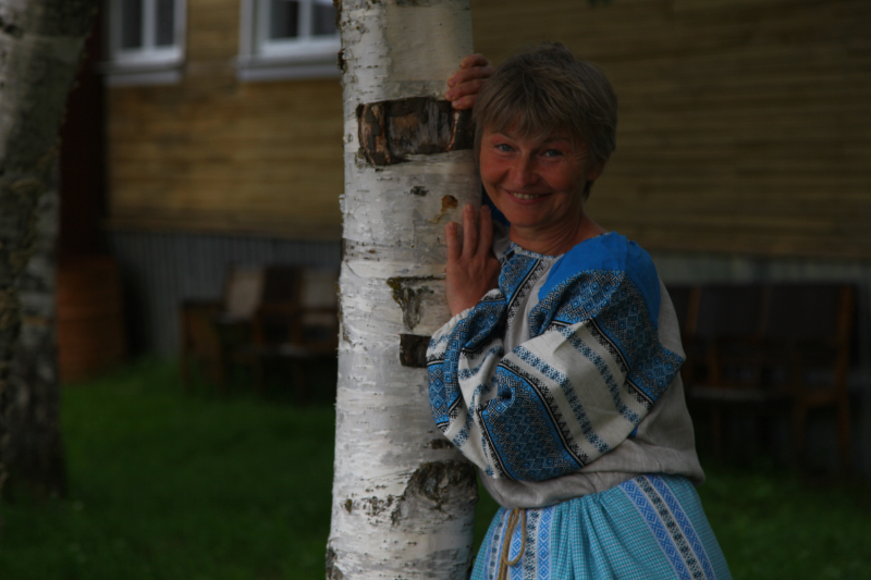 Аня с березой