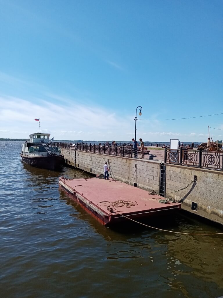 Установка понтона на пристани у Северного Морского музея