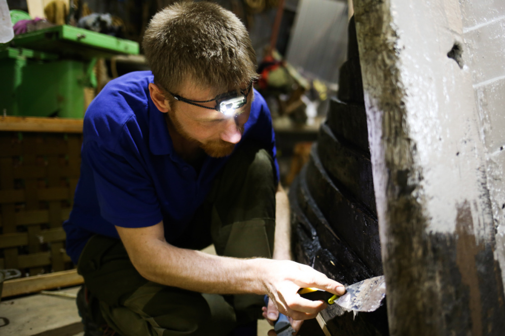 Саша покрывает мастикой старичка-Юбиляра