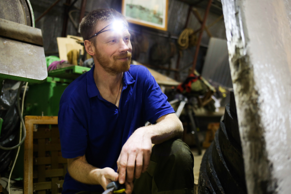 Саша покрывает мастикой старичка-Юбиляра