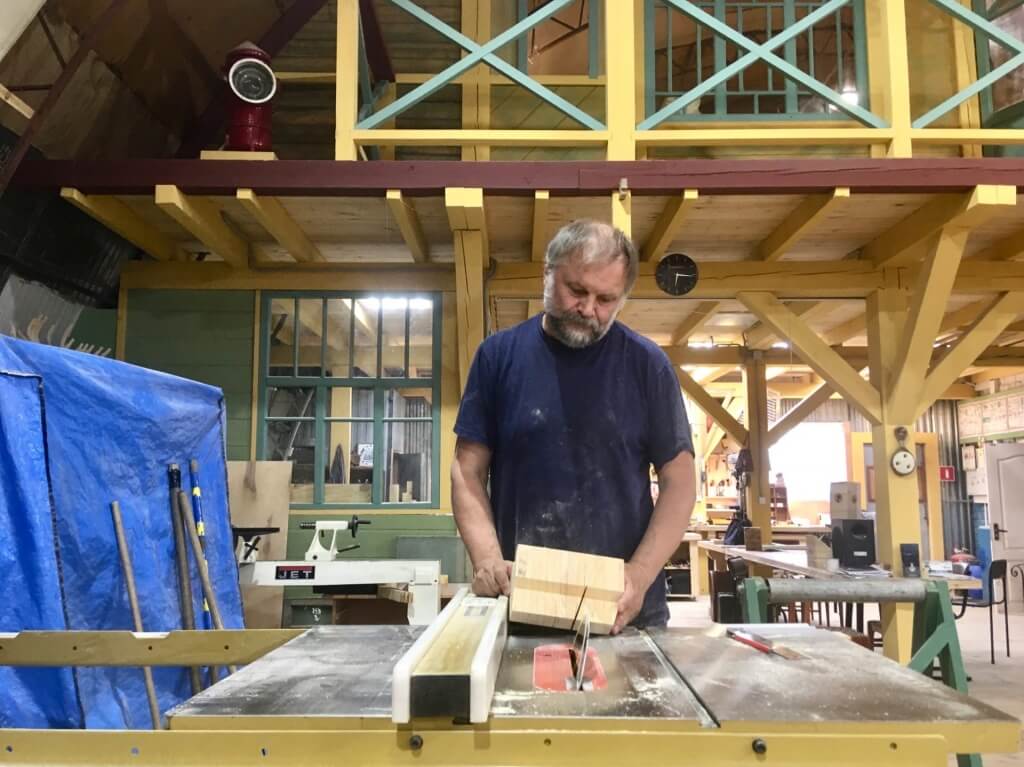 Саша создает очередную фигурку из обрезков шпангоута