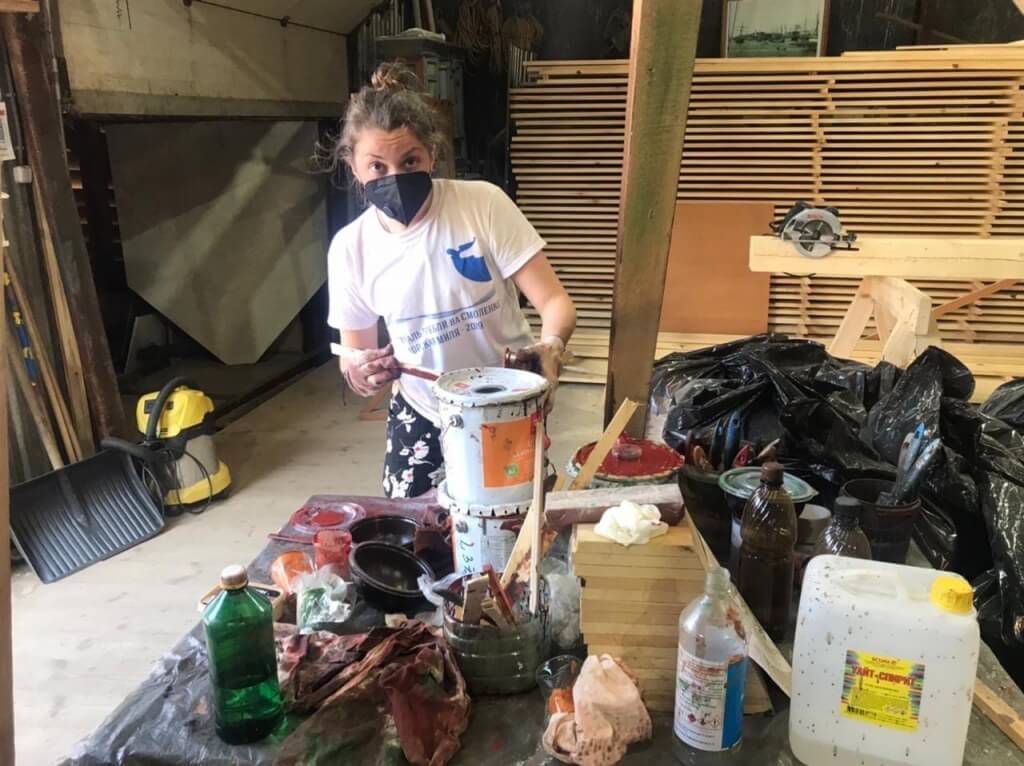 Наташа красит