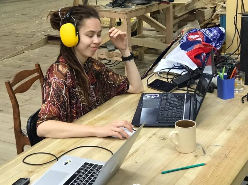 Катя Мифтахова за работой