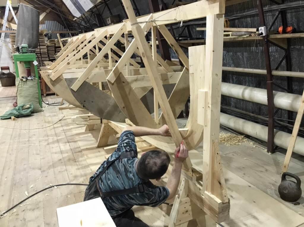 Артем устанавливает первый набой