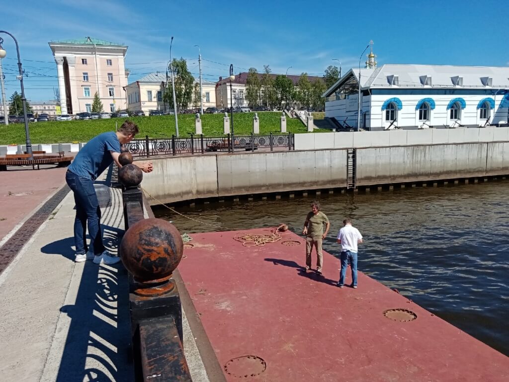 Установка понтона на пристани у Северного Морского музея