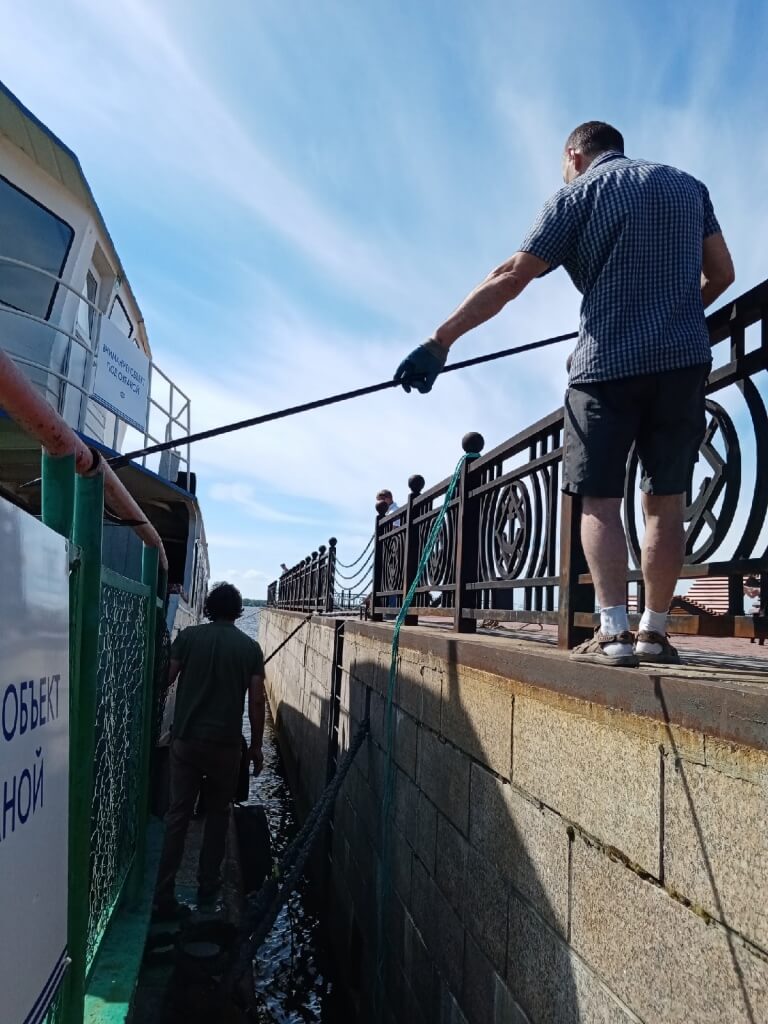 Установка понтона на пристани у Северного Морского музея