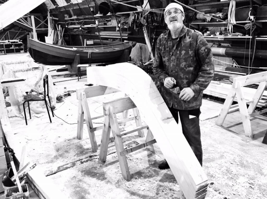 Игорь остругивает флор